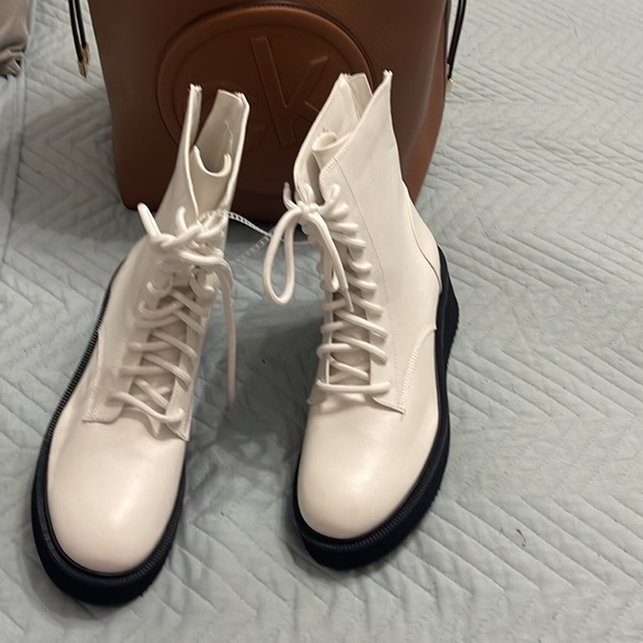 WORN!! CUTE ๐ฅฐ SHOE ๐ - Picture 1 of 5